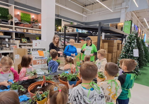 Pani wręcza dzieciom dyplomy i upominki.