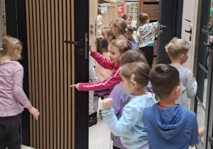 Motylki zwiedzają dział z drzwiami.