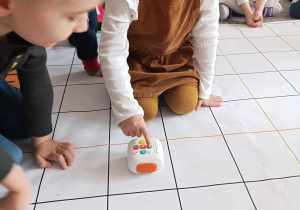 Dziewczynka koduje trasę jaką ma przejść Zosia do klucza.