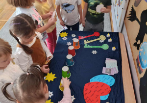 Andrzejkowa wróżba z kubeczkami symbolizującymi przyszłość.