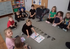 Dzieci z grupy Odkrywcy podczas wróżb Andrzejkowych.