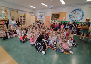 Zdjęcie przedstawia dzieci wraz ze swoimi paniami.