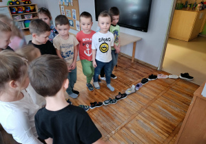 Dzieci z grupy „Misie „wróżą z butów”, kto z nich pierwszy się ożeni/wyjdzie za mąż.