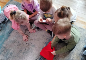 Dzieci losują swój przyszły zawód.