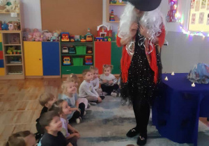 Dzieci słuchają wróżki.