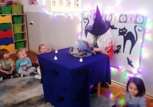 Dzieci słuchają wróżb.