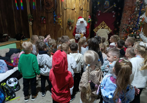 Dzieci czekają na Świętego Mikołaja.