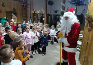 Dzieci witają Świętego Mikołaja.