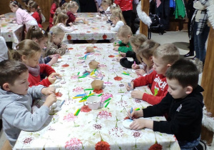 Dzieci z grupy Misie ozdabiają świąteczne bombki.