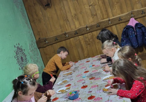 Dzieci z grupy Żabki ozdabiają pierniczki.