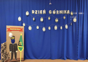 Tablica demonstracyjna z dekoracją z okazji ,,Dnia Górnika”.