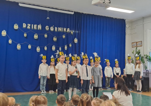 Chłopcy i dziewczynki z grupy Motylki prezentują wiersz pt. ,,Święta Barbara”.