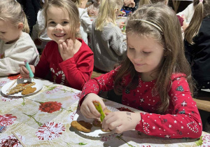 Dzieci ozdabiają pierniki.