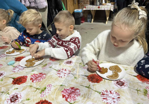 Dzieci ozdabiają pierniki.