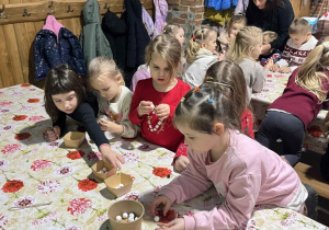 Dzieci robią bałwanki.