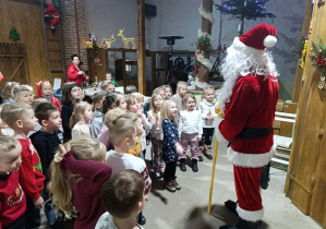 Dzieci witają Świętego Mikołaja.