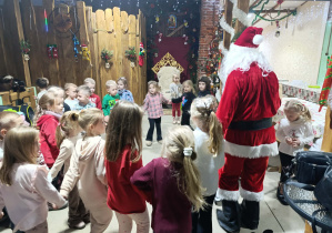 Dzieci z grupy „Misie” podczas zabaw z Mikołajem.
