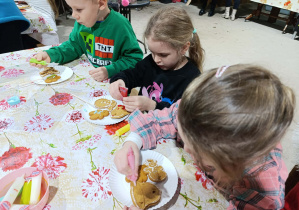 Dzieci z grupy „Misie” ozdabiają pierniki.