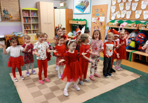 Dzieci ilustrują piosenkę ruchem.