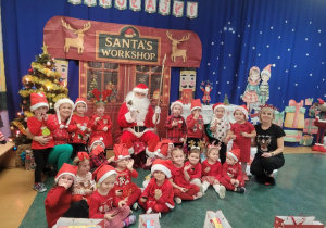 Zdjęcie grupowe dzieci z Mikołajem