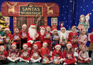 Zdjęcie grupowe z Mikołajem.