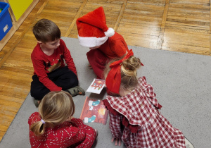 Dzieci dekorują kominek wg kodu.