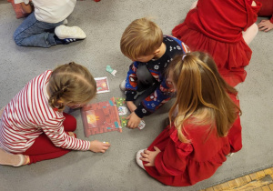 Dzieci dekorują kominek wg kodu.