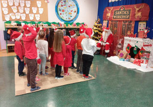 Na zdjęciu widzimy dzieci z grupy Odkrywcy zapewniających Świętego Mikołaja iż przez cały rok starały się być grzeczne.