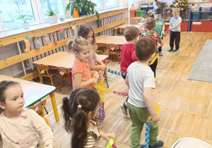 Chłopcy i dziewczynki podczas zabawy z łańcuchem