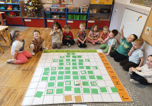 Dzieci kodowały robota Zosia, który zawieszał bombki na swojej choince