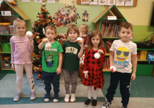 Dzieci prezentują swoje własnoręcznie wykonane bombki.