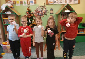 Dzieci pokazują wykonane przez siebie bombki.