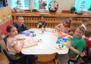 Dzieci z grupy Odkrywcy podczas malowania lamp.