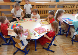 Na zdjęciu widzimy „Pleciugę” z dziećmi z grupy Odkrywcy.