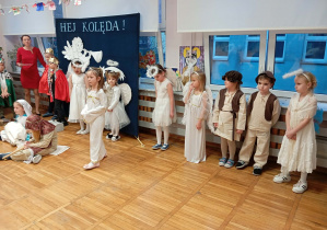 Zdjęcie przedstawia dzieci i jedno z dzieci przebrane za aniołka mówiące swoją kwestię.