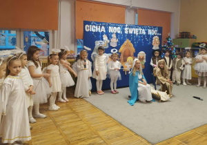 Dziewczynka przebrana za aniołka mówi swoją role.