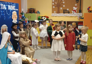 Dziewczynki recytują wiersz.