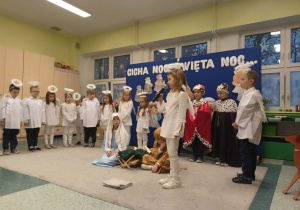 Anioł opowiada historię Jezusa Narodzenia.