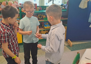 Dzieci dzielą się opłatkiem.