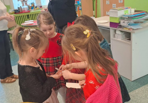 Dzieci dzielą się opłatkiem.