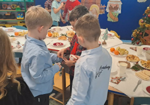 Dzieci dzielą się opłatkiem.