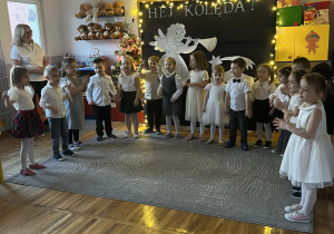 Dzieci śpiewają piosenkę „Mikołaju”.