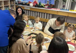 Grupa Stokrotki wraz z rodzicami podczas warsztatów piernikowych.