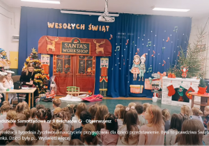 Zdjęcie przedstawia dzieci oglądające przedstawienie w wykonaniu nauczycieli.