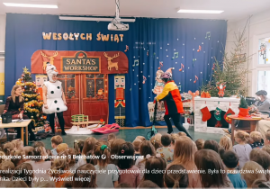 Zdjęcie przedstawia dzieci oglądające przedstawienie w wykonaniu nauczycieli.