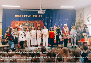 Zdjęcie przedstawia dzieci oglądające przedstawienie w wykonaniu nauczycieli.