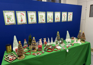 Zdjęcie przedstawia krasnale, aniołki i lampiony.