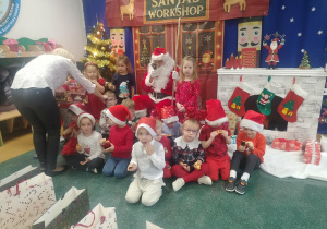 Dzieci jedzą ciastka.