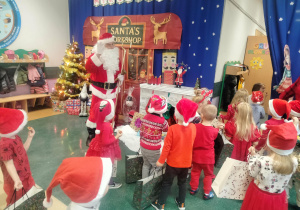 Dzieci żegnają się z Mikołajem.