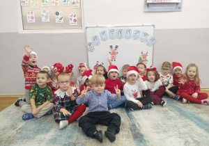 Wspólne zdjęcie w sali.